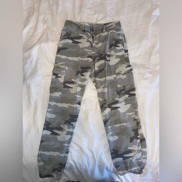 American Eagle Camo Cargo Joggers (size 4) - Picture 2 of 2